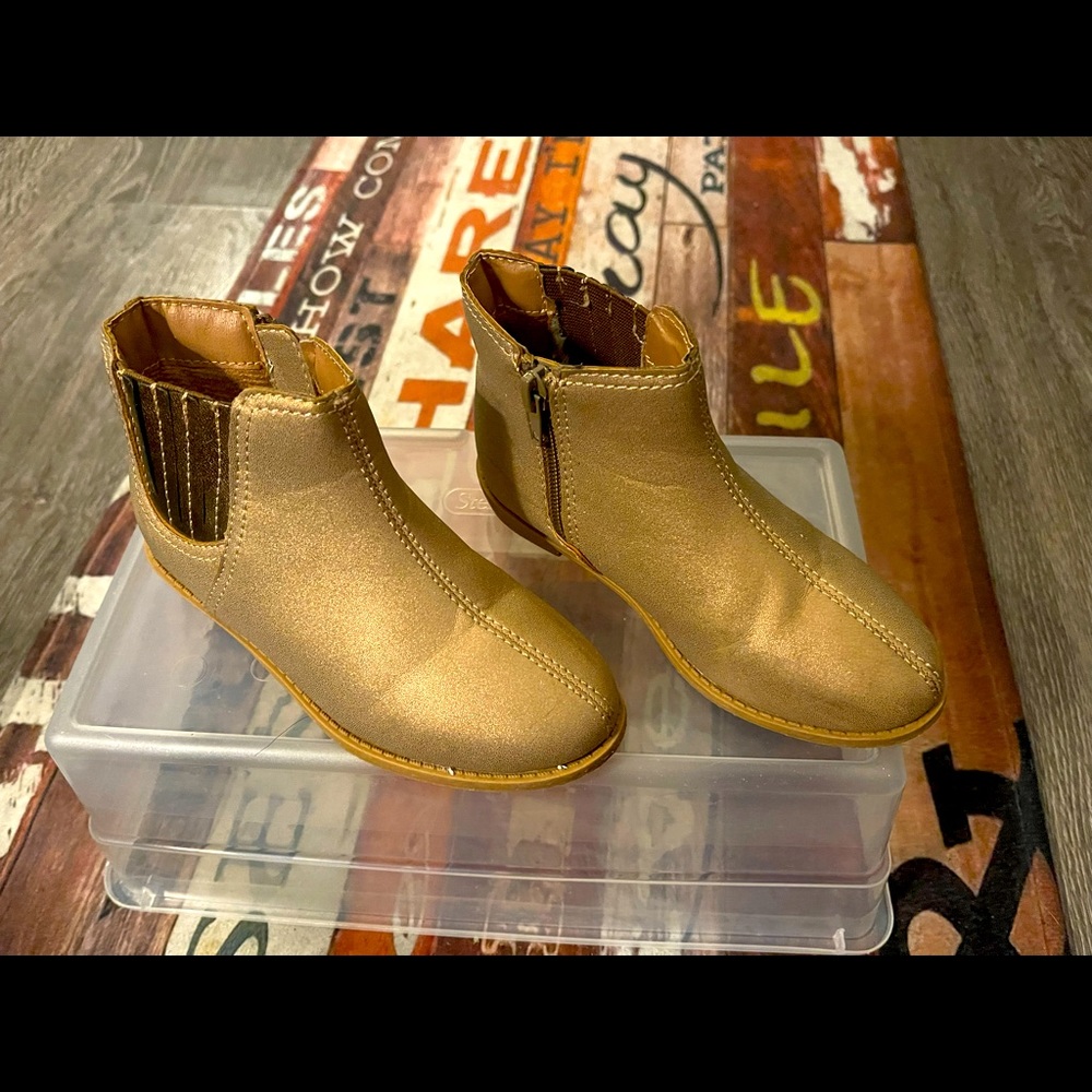 Carter/Simple joy, good condition, have a few scratches. Nice booties!!